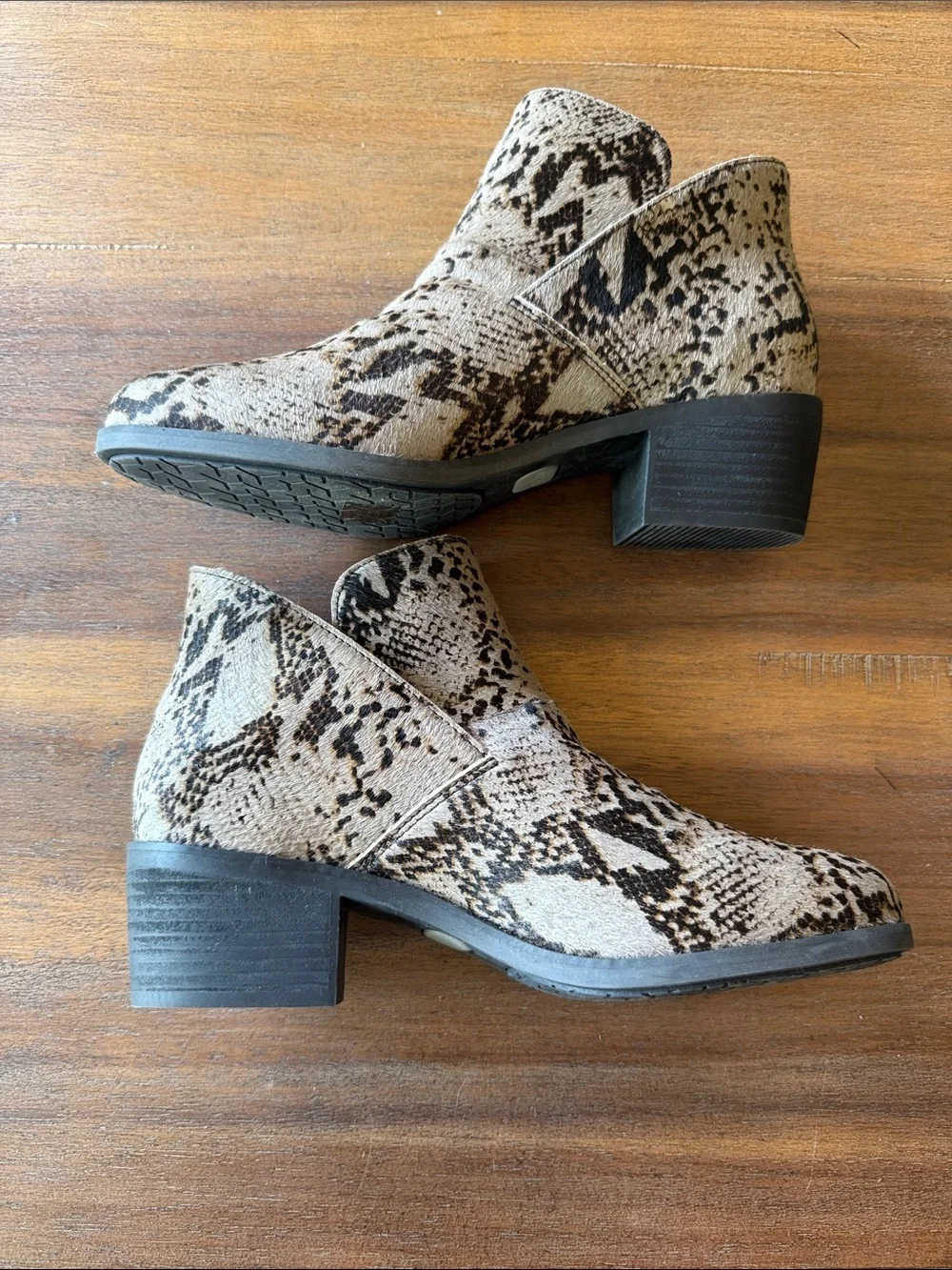 me too Taupe and Black Snake-Print Ankle Booties Size 9.5 - Picture 2 of 8